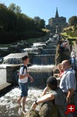 Viele Stufen führen hinauf zum Herkules. Die Wasserspiele sind nur gelegentlich in Betrieb